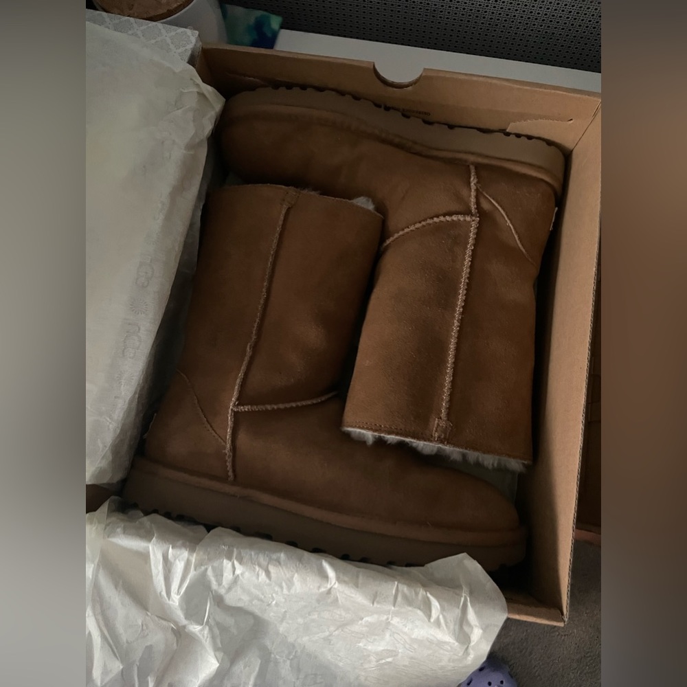 UGG short boot w/ zipper